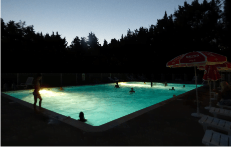 enfant qui se baignent de nuit
