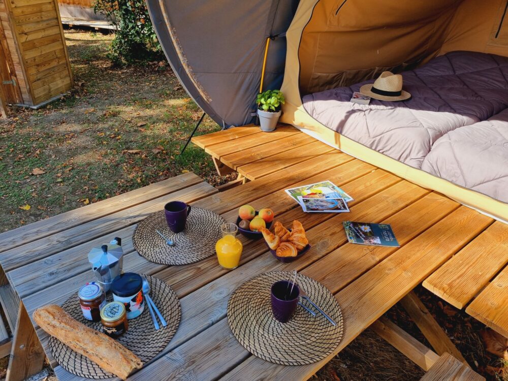 CampSite-Dude-CARCASSONNE-Standort-Insolite-Dkbane-1-scaled-e1679139723806