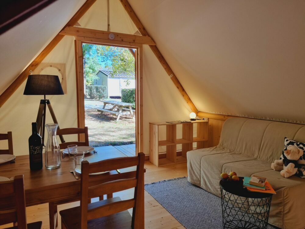 camping-aude-carcassonne-location-insolite-tente-trappeur4-scaled-e1679046428206