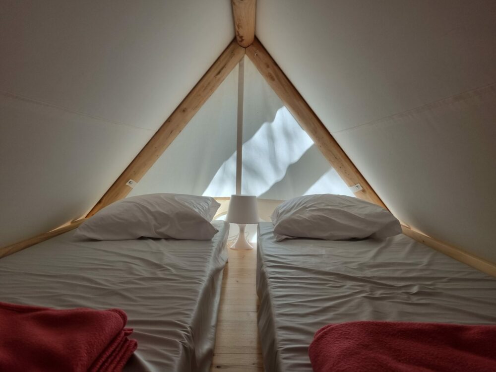 camping-aude-carcassonne-location-insolite-tente-trappeur7-scaled-e1679046378991